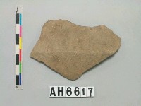 藏品(灰褐色夾砂陶片)的圖片